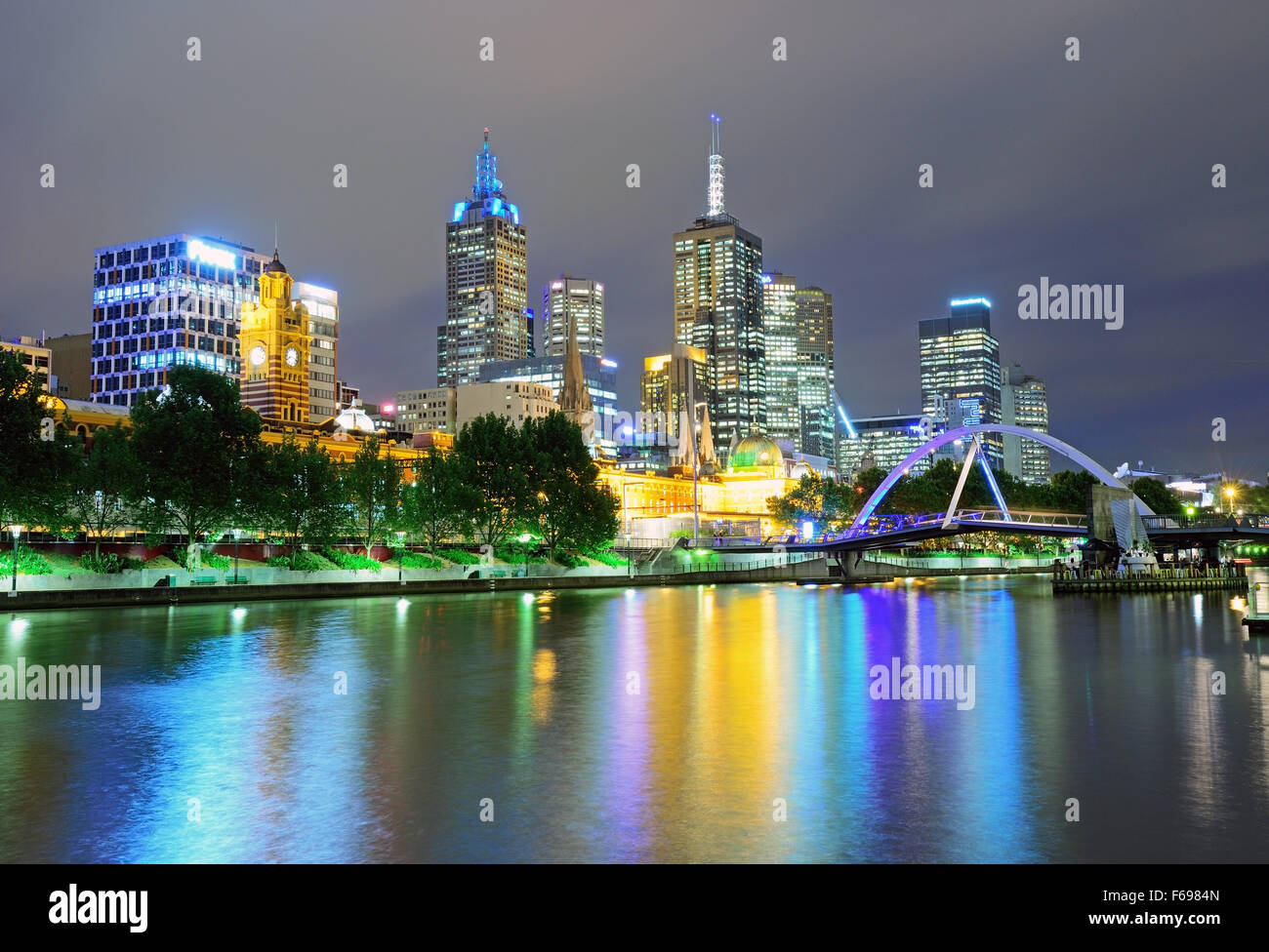 night-view-of-melbourne-skyline-and-yarra-river-victoria-australia-F6984N